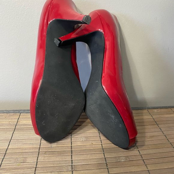 Fergalicious Red Peep Toe Pumps  9M
Heel height is 4 inches
Sexy Career Date - Picture 6 of 9